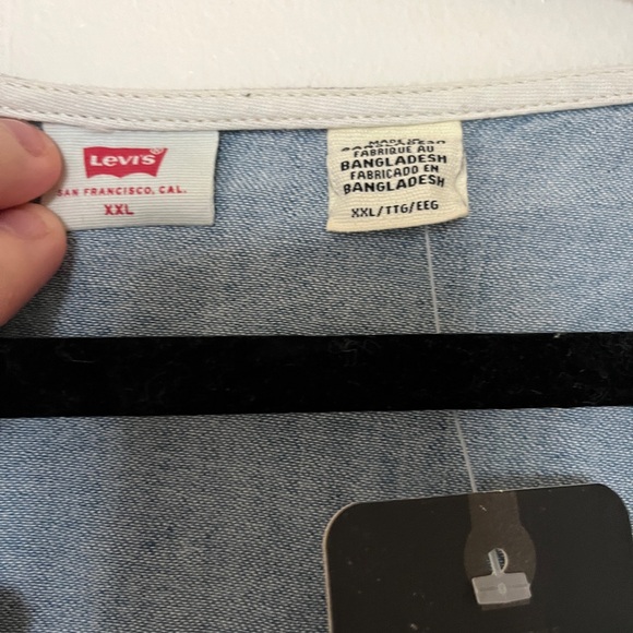 NWT Levi’s Button Up Denim Shirt - Picture 4 of 4